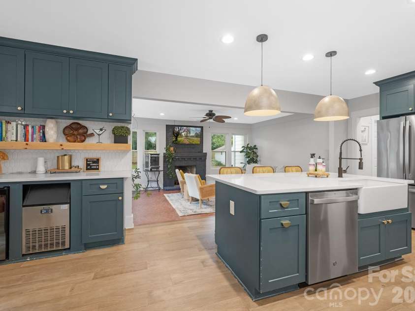 6213 Sharon Road, Charlotte, NC 28210.  MLS# CAR4384374, YatesRealty ID 25225. 