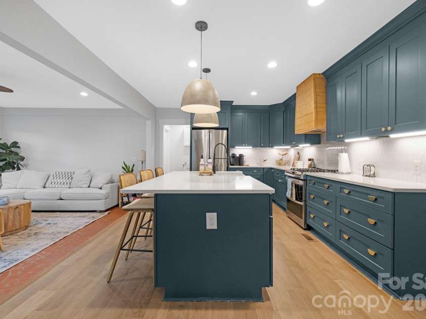 6213 Sharon Road, Charlotte, NC 28210.  MLS# CAR4384374, YatesRealty ID 25225. 