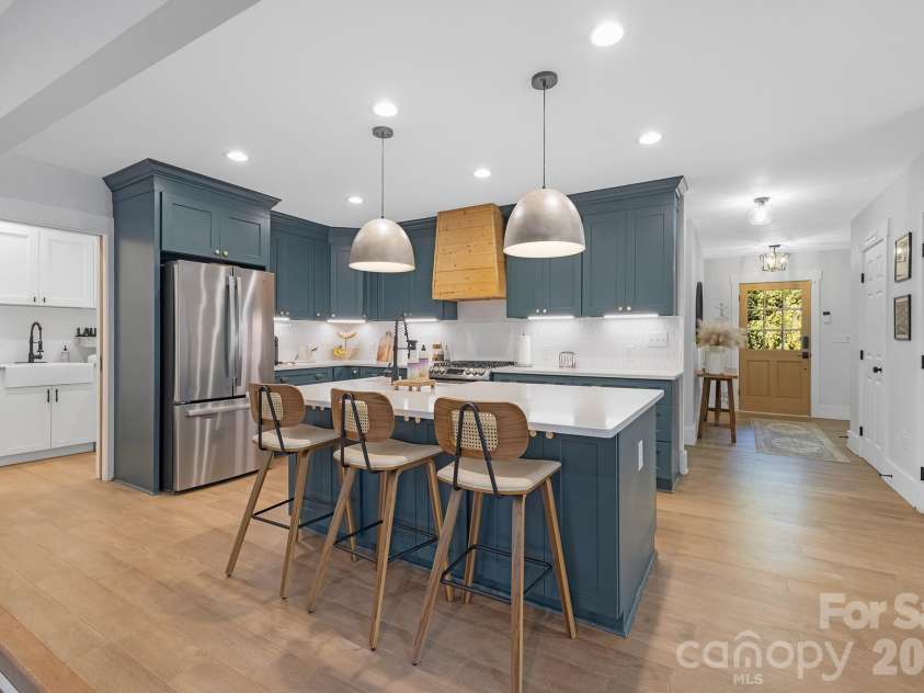 6213 Sharon Road, Charlotte, NC 28210.  MLS# CAR4384374, YatesRealty ID 25225. 