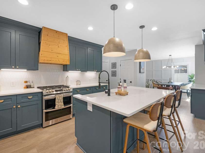 6213 Sharon Road, Charlotte, NC 28210.  MLS# CAR4384374, YatesRealty ID 25225. 