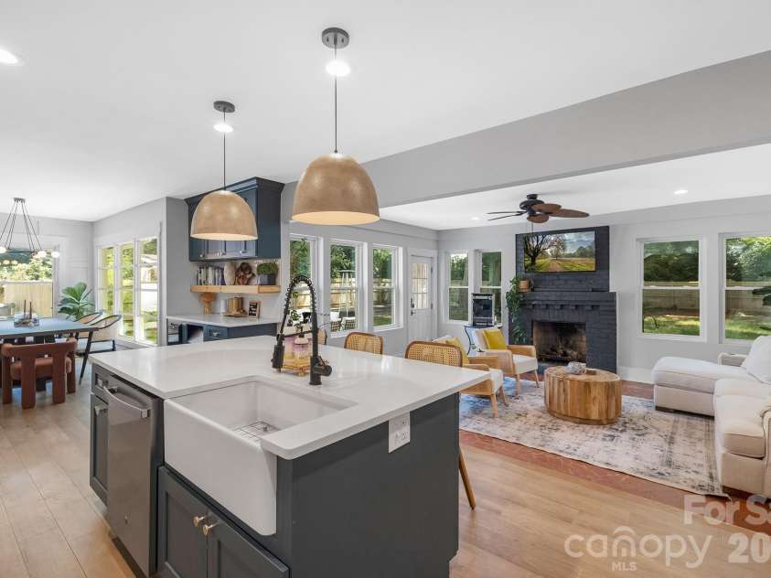6213 Sharon Road, Charlotte, NC 28210.  MLS# CAR4384374, YatesRealty ID 25225. 