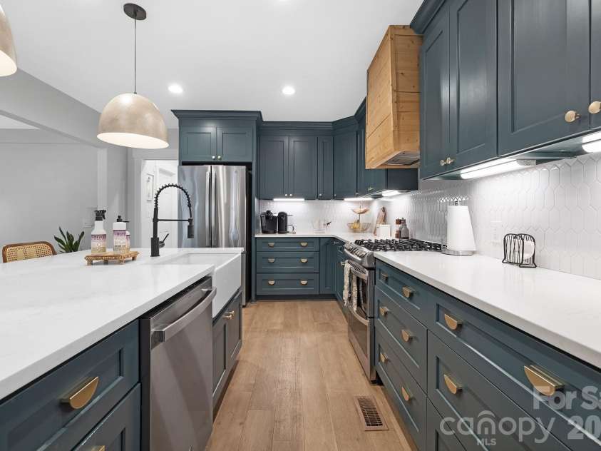 6213 Sharon Road, Charlotte, NC 28210.  MLS# CAR4384374, YatesRealty ID 25225. 