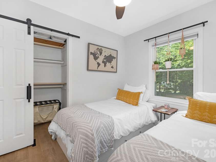 6213 Sharon Road, Charlotte, NC 28210.  MLS# CAR4384374, YatesRealty ID 25225. 