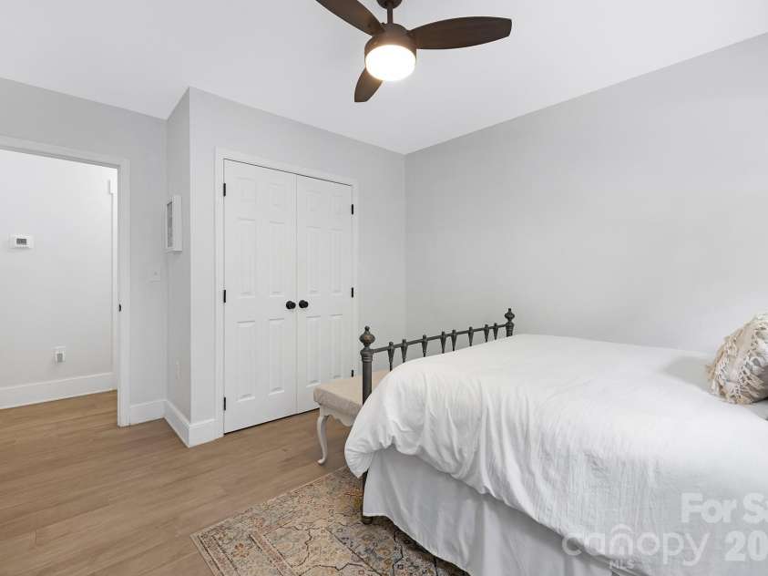 6213 Sharon Road, Charlotte, NC 28210.  MLS# CAR4384374, YatesRealty ID 25225. 