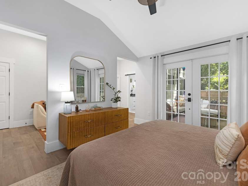 6213 Sharon Road, Charlotte, NC 28210.  MLS# CAR4384374, YatesRealty ID 25225. 