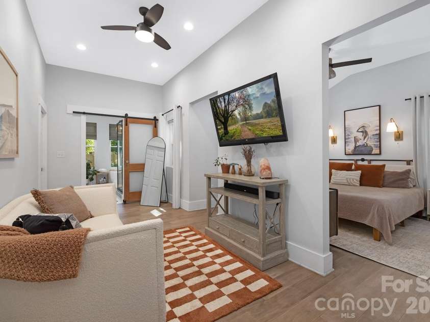 6213 Sharon Road, Charlotte, NC 28210.  MLS# CAR4384374, YatesRealty ID 25225. 