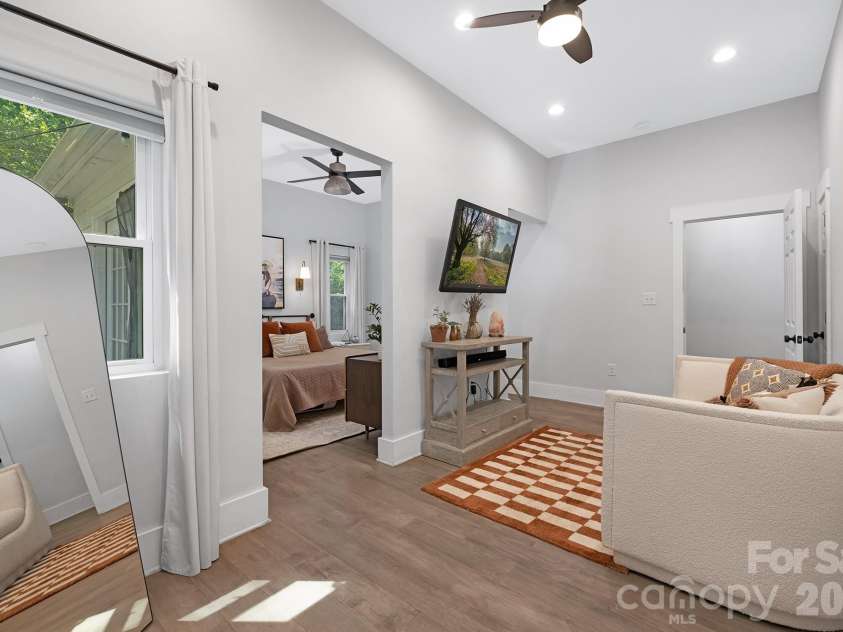 6213 Sharon Road, Charlotte, NC 28210.  MLS# CAR4384374, YatesRealty ID 25225. 