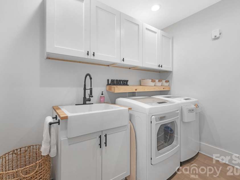 6213 Sharon Road, Charlotte, NC 28210.  MLS# CAR4384374, YatesRealty ID 25225. 