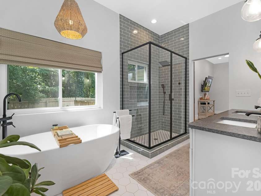 6213 Sharon Road, Charlotte, NC 28210.  MLS# CAR4384374, YatesRealty ID 25225. 