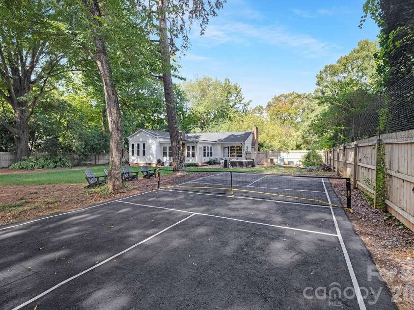 6213 Sharon Road, Charlotte, NC 28210.  MLS# CAR4384374, YatesRealty ID 25225. 
