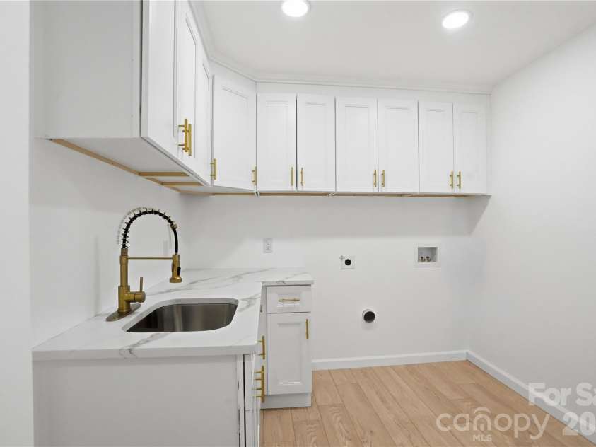 5910 Grosner Place, Charlotte, NC 28211.  MLS# CAR4383776, YatesRealty ID 25227. 