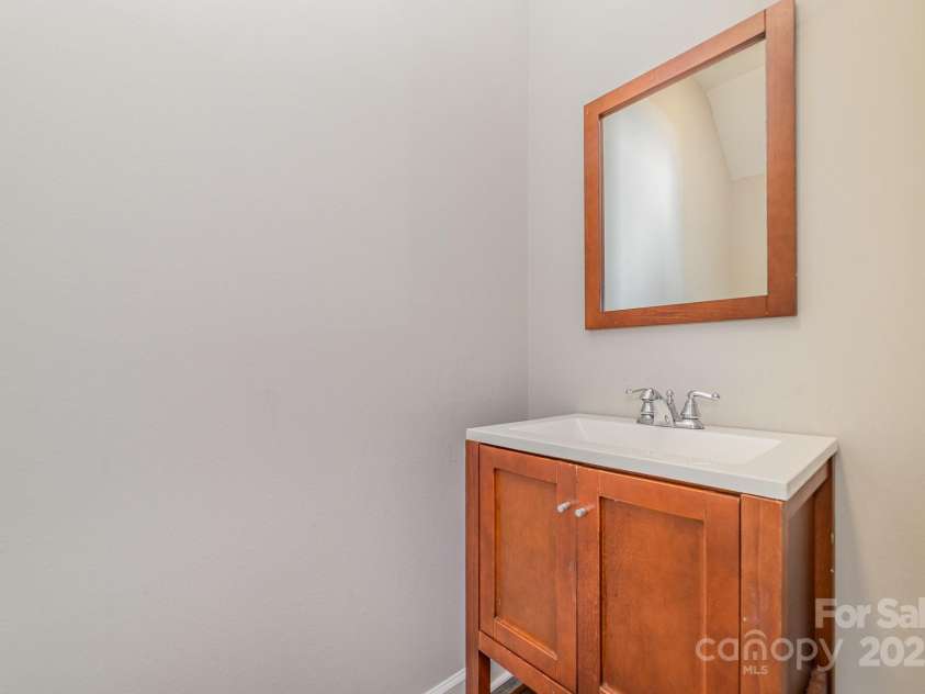 4803 Roxfield Lane, Charlotte, NC 28215.  MLS# CAR4189559, YatesRealty ID 2523. Half Bath main level