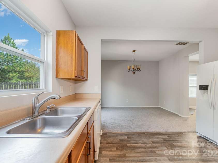 4803 Roxfield Lane, Charlotte, NC 28215.  MLS# CAR4189559, YatesRealty ID 2523. Kitchen