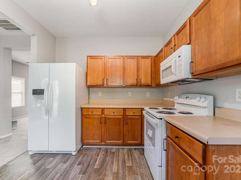 4803 Roxfield Lane, Charlotte, NC 28215.  MLS# CAR4189559, YatesRealty ID 2523. Kitchen