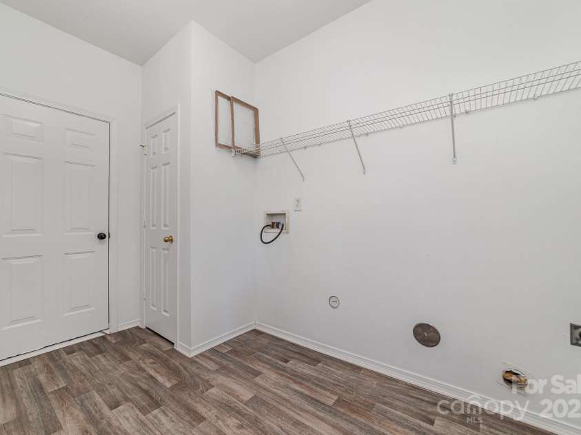 4803 Roxfield Lane, Charlotte, NC 28215.  MLS# CAR4189559, YatesRealty ID 2523. Laundry room