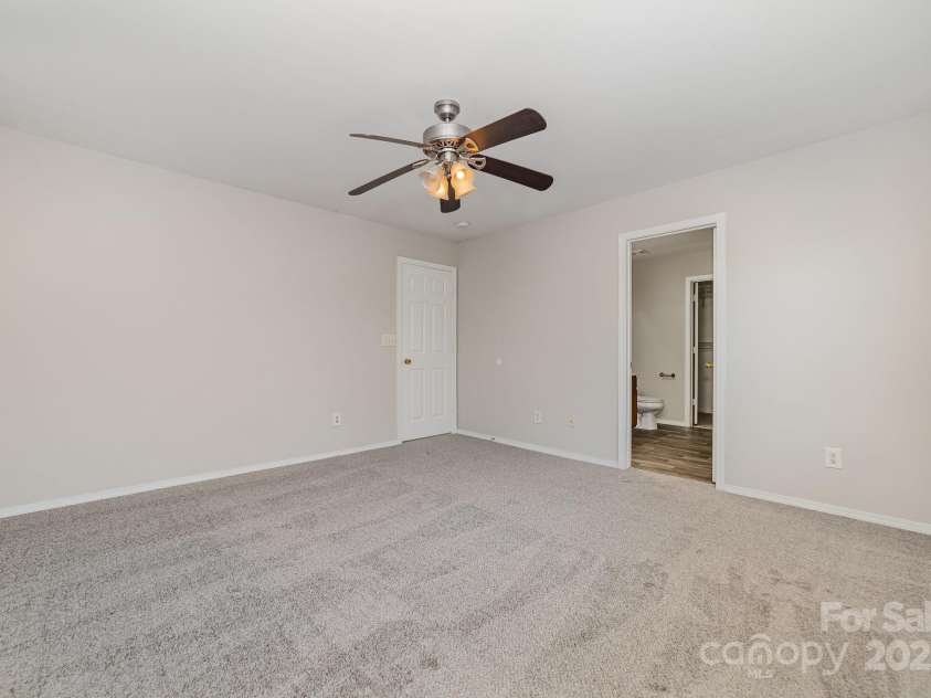 4803 Roxfield Lane, Charlotte, NC 28215.  MLS# CAR4189559, YatesRealty ID 2523. Primary Bedroom
