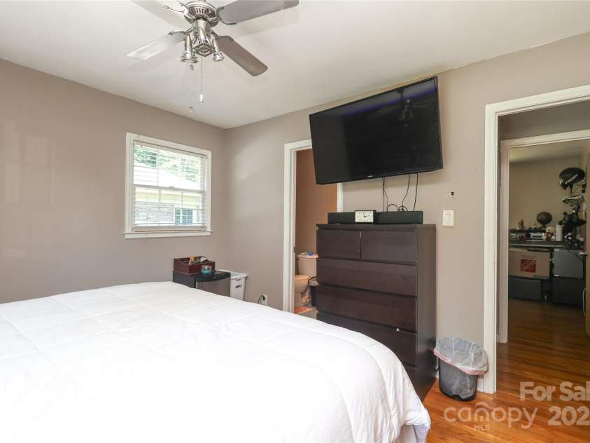 2443 Knickerbocker Drive, Charlotte, NC 28212.  MLS# CAR4261285, YatesRealty ID 25230. 