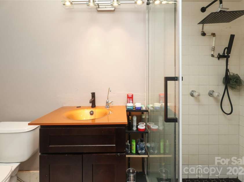 2443 Knickerbocker Drive, Charlotte, NC 28212.  MLS# CAR4261285, YatesRealty ID 25230. Owner Bathroom