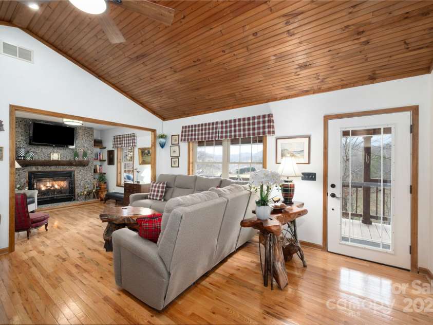 108 Pinnacle Road, Burnsville, NC 28714.  MLS# CAR4228730, YatesRealty ID 25231. 