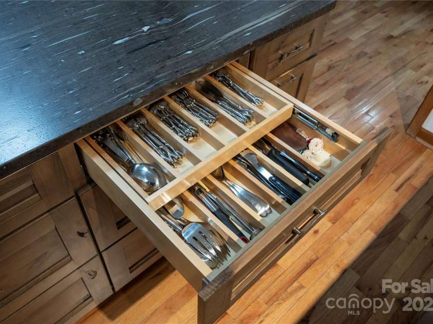 108 Pinnacle Road, Burnsville, NC 28714.  MLS# CAR4228730, YatesRealty ID 25231. 