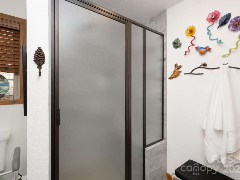 108 Pinnacle Road, Burnsville, NC 28714.  MLS# CAR4228730, YatesRealty ID 25231. 