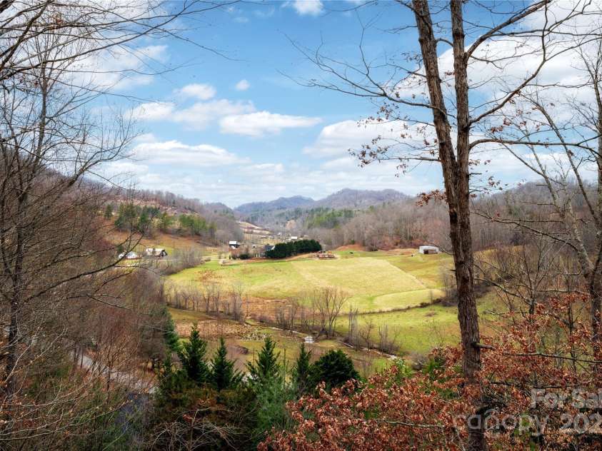 108 Pinnacle Road, Burnsville, NC 28714.  MLS# CAR4228730, YatesRealty ID 25231. 