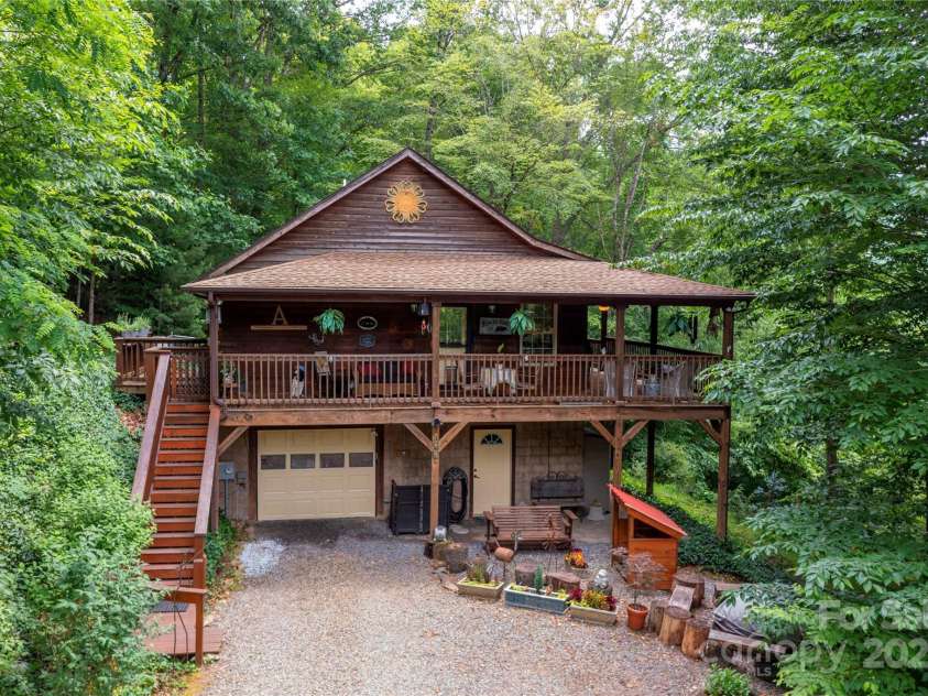 108 Pinnacle Road, Burnsville, NC 28714.  MLS# CAR4228730, YatesRealty ID 25231. 