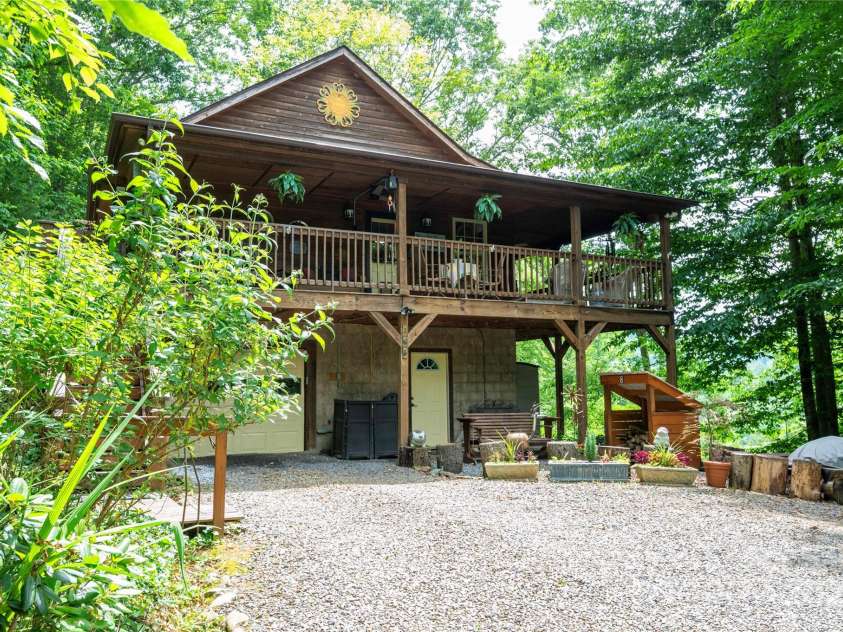 108 Pinnacle Road, Burnsville, NC 28714.  MLS# CAR4228730, YatesRealty ID 25231. 