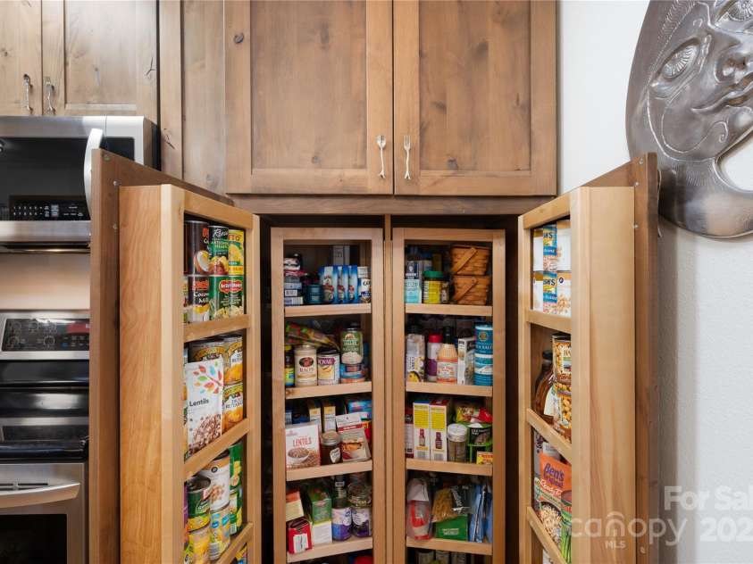 108 Pinnacle Road, Burnsville, NC 28714.  MLS# CAR4228730, YatesRealty ID 25231. Kitchen Custom Cabinets