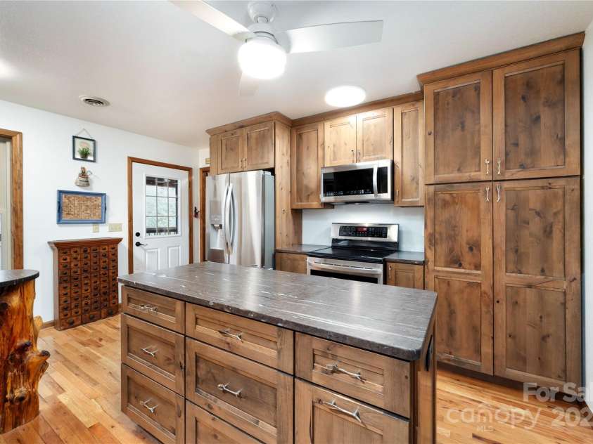 108 Pinnacle Road, Burnsville, NC 28714.  MLS# CAR4228730, YatesRealty ID 25231. Kithen