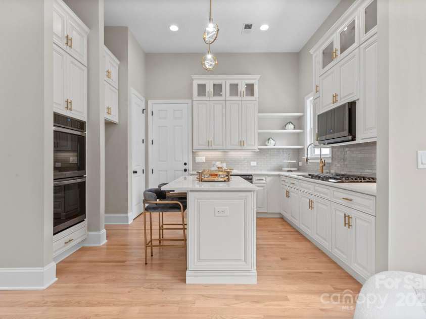 4015 Randolph Road, Charlotte, NC 28211.  MLS# CAR4268980, YatesRealty ID 25232. 