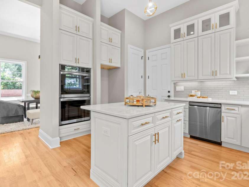 4015 Randolph Road, Charlotte, NC 28211.  MLS# CAR4268980, YatesRealty ID 25232. 