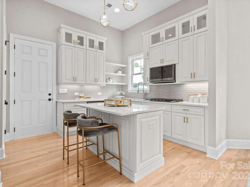 4015 Randolph Road, Charlotte, NC 28211.  MLS# CAR4268980, YatesRealty ID 25232. 