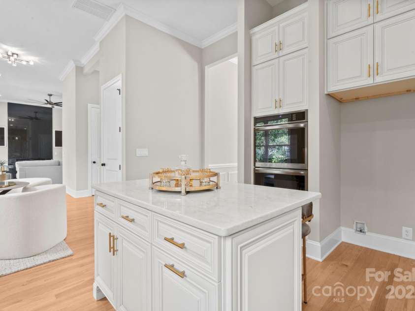 4015 Randolph Road, Charlotte, NC 28211.  MLS# CAR4268980, YatesRealty ID 25232. 