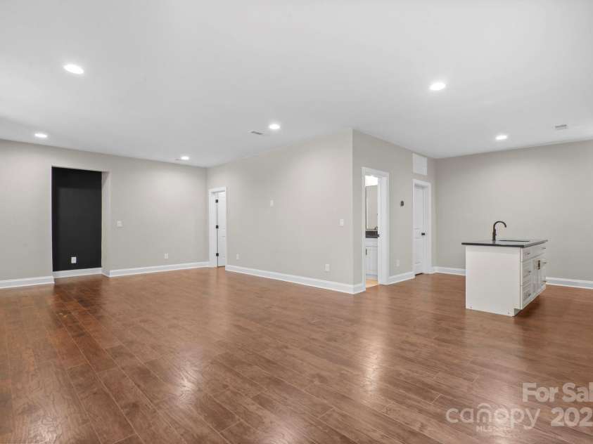 4015 Randolph Road, Charlotte, NC 28211.  MLS# CAR4268980, YatesRealty ID 25232. 