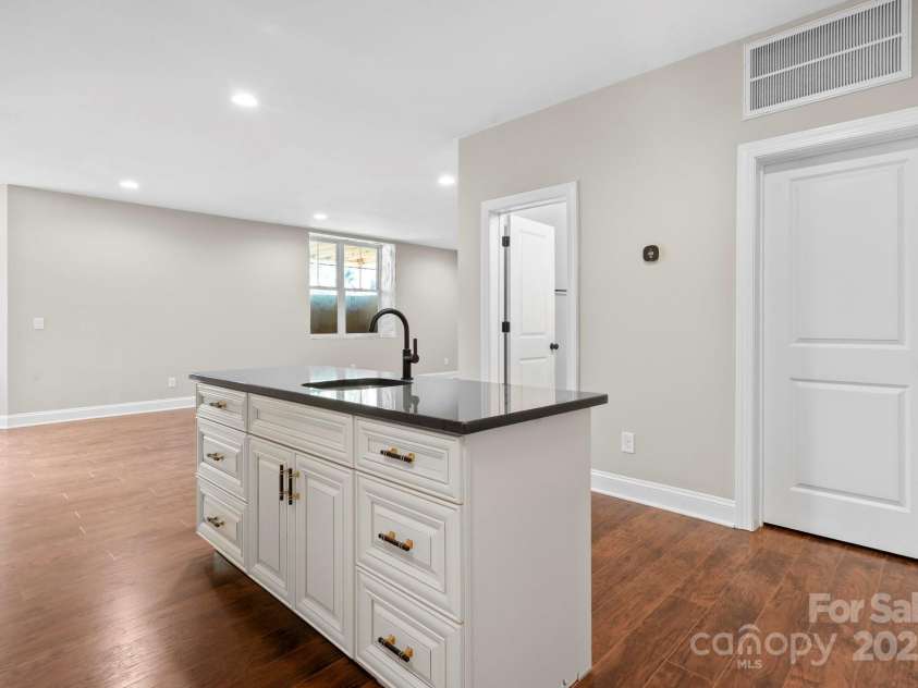 4015 Randolph Road, Charlotte, NC 28211.  MLS# CAR4268980, YatesRealty ID 25232. 