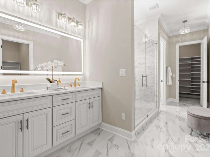 4015 Randolph Road, Charlotte, NC 28211.  MLS# CAR4268980, YatesRealty ID 25232. Primary Bath