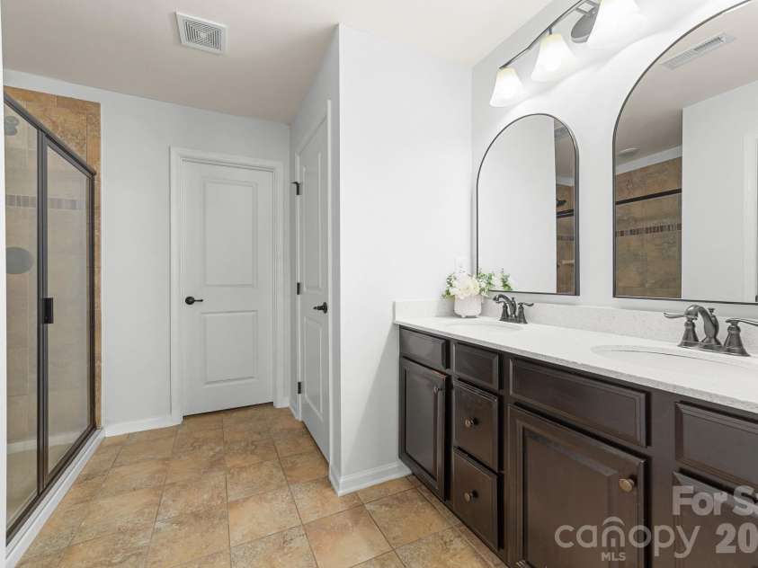 3338 Cord Oak Court, Gastonia, NC 28056.  MLS# CAR4385770, YatesRealty ID 25234. Primary Ensuite
