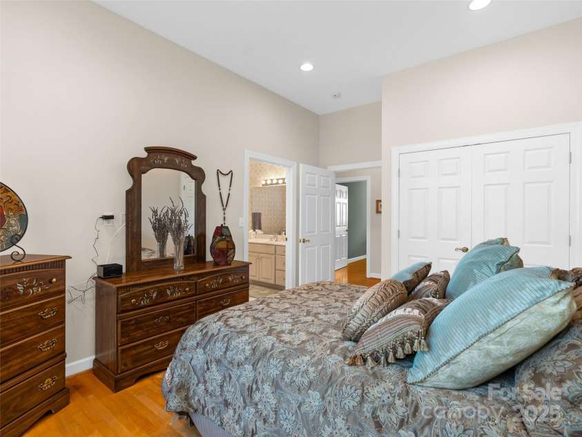 5 Reynolds Place, Asheville, NC 28804.  MLS# CAR4243705, YatesRealty ID 25235. 2nd bedroom