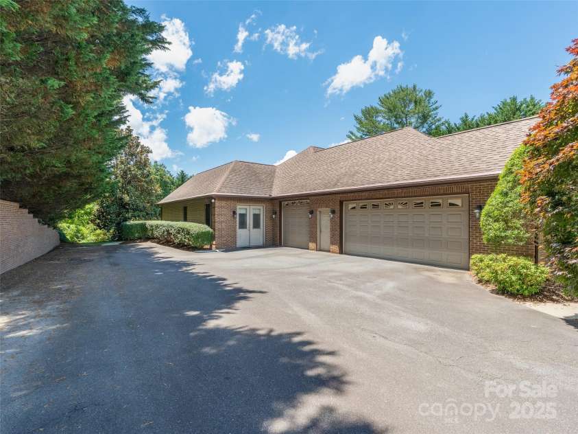 5 Reynolds Place, Asheville, NC 28804.  MLS# CAR4243705, YatesRealty ID 25235. 3 car garage - one garage door with a 9 foot ceiling