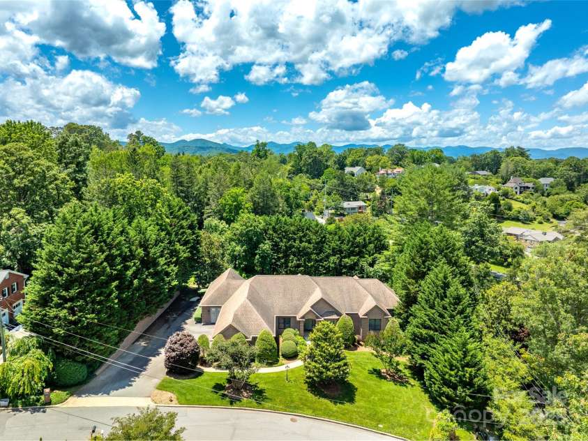 5 Reynolds Place, Asheville, NC 28804.  MLS# CAR4243705, YatesRealty ID 25235. 