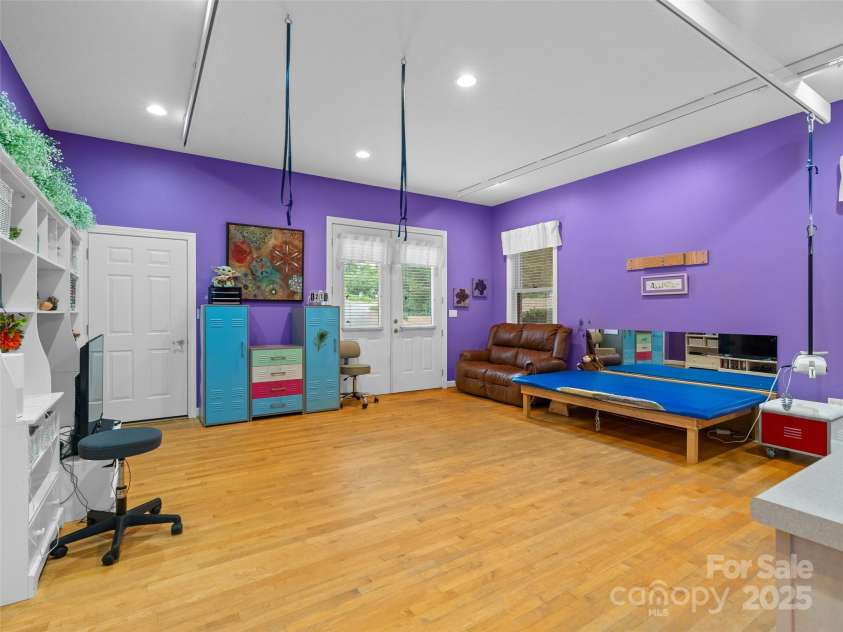 5 Reynolds Place, Asheville, NC 28804.  MLS# CAR4243705, YatesRealty ID 25235. ADA bathroom with tub