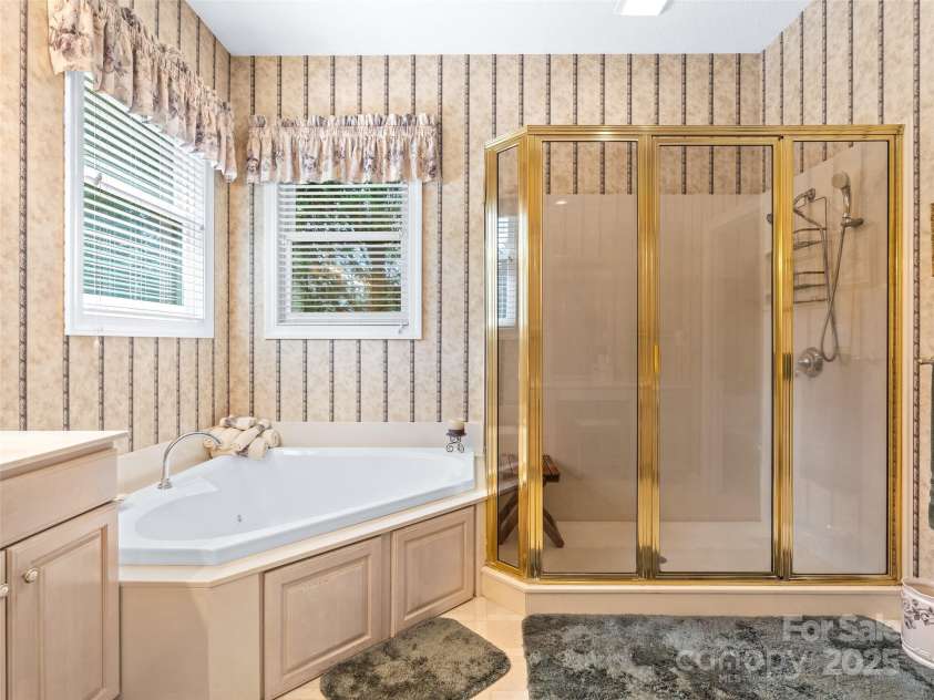 5 Reynolds Place, Asheville, NC 28804.  MLS# CAR4243705, YatesRealty ID 25235. Ensuite bath