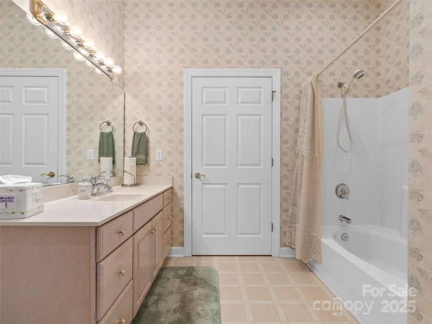 5 Reynolds Place, Asheville, NC 28804.  MLS# CAR4243705, YatesRealty ID 25235. Shared full bath