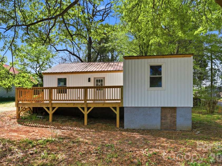 1601 Sigmon Street, Lincolnton, NC 28092.  MLS# CAR4386026, YatesRealty ID 25236. 
