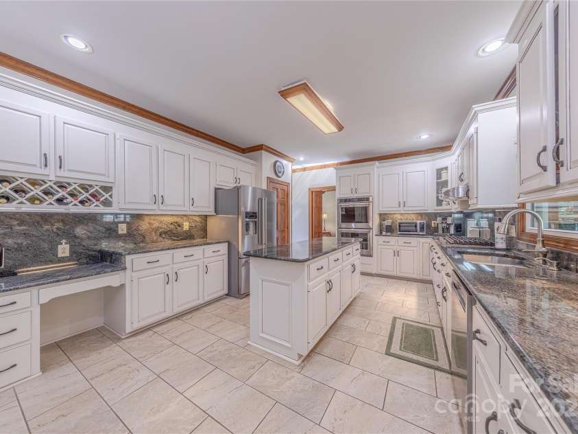 3100 Shady Grove Lane, Matthews, NC 28104.  MLS# CAR4278146, YatesRealty ID 25238. Ample cabinet storage