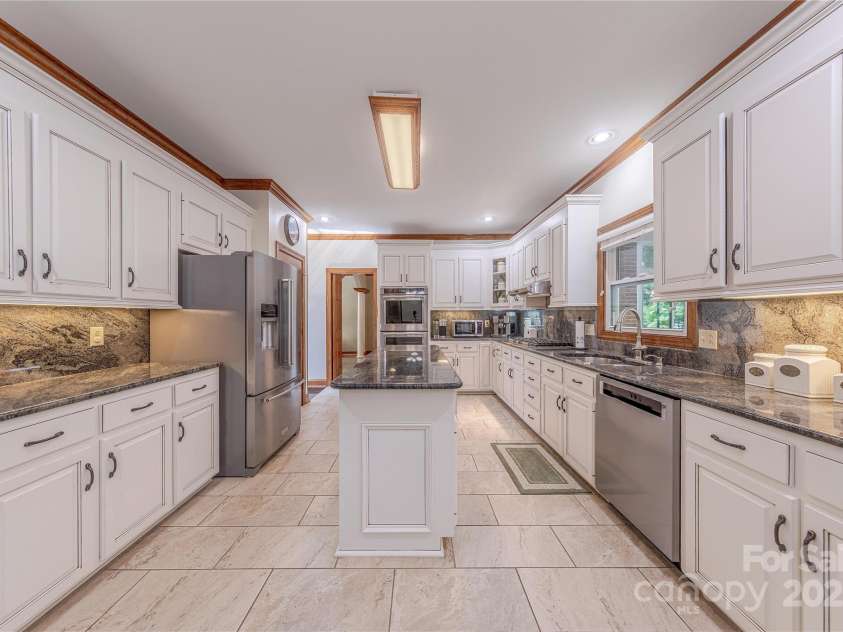 3100 Shady Grove Lane, Matthews, NC 28104.  MLS# CAR4278146, YatesRealty ID 25238. Chef's Kitchen