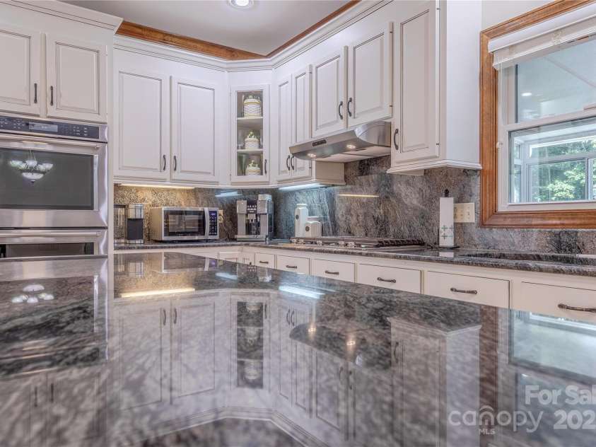3100 Shady Grove Lane, Matthews, NC 28104.  MLS# CAR4278146, YatesRealty ID 25238. Double ovens