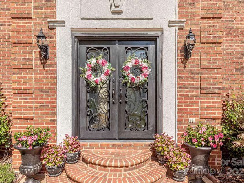3100 Shady Grove Lane, Matthews, NC 28104.  MLS# CAR4278146, YatesRealty ID 25238. Grand Entrance