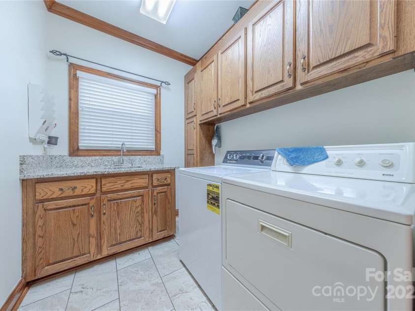 3100 Shady Grove Lane, Matthews, NC 28104.  MLS# CAR4278146, YatesRealty ID 25238. Laundry on main